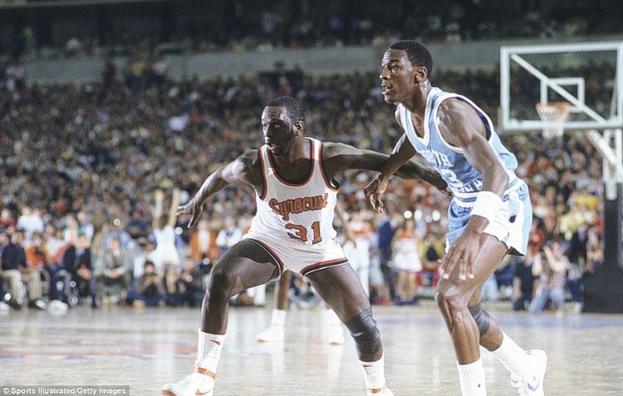 Jordan (phải) chờ tranh bóng cùng với Dwayne Washington của trường Syracuse.